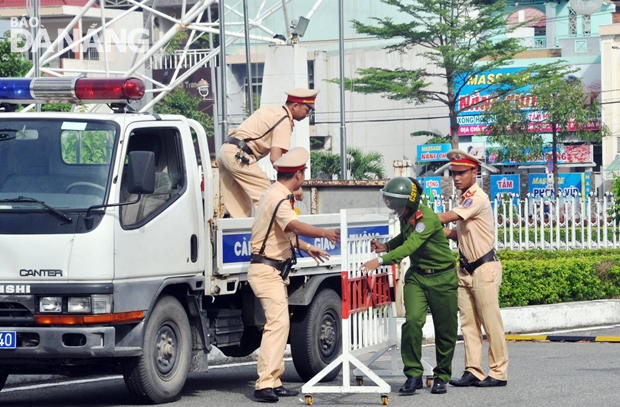 Cảnh sát nhanh chóng thiết lập vành đai an toàn.