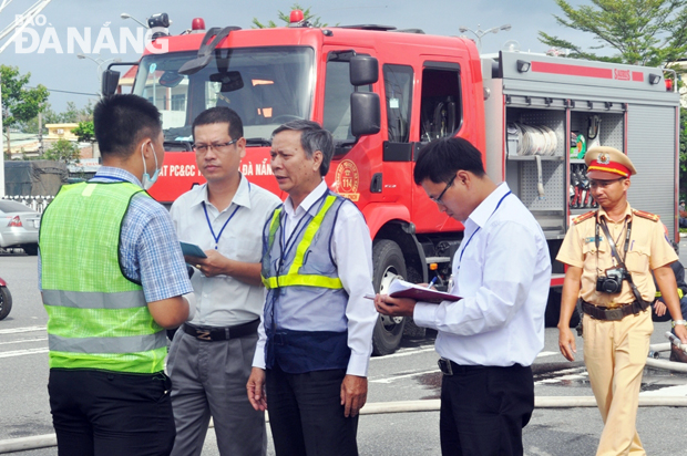 Trong khi đó, Ban chỉ huy khẩn trương họp và đưa ra phương án.