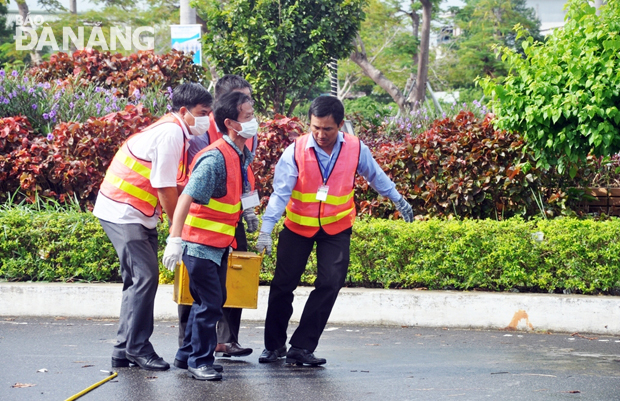 Cho nguồn phóng xạ vào vị trí an toàn và mang đến nơi lưu giữ.