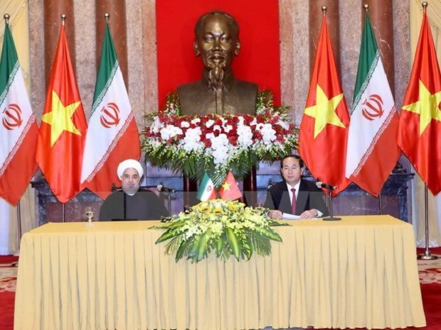 President Tran Dai Quang (R) and his Iranian counterpart Hassan Rouhani  at a press conference following their talks on October 6 (Source: VNA)