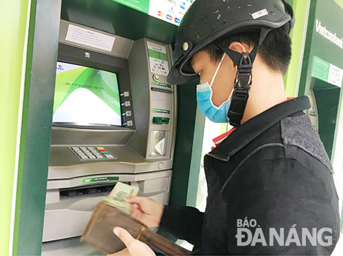 Với những tiện ích của việc phát hành thẻ, số lượng khách hàng sử dụng thẻ ATM ngày càng tăng.