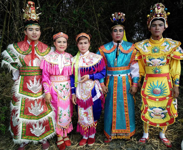 Các anh, em và con trai chị Thu Trang trong một lần đi diễn ở xã Hòa Sơn, huyện Hòa Vang.