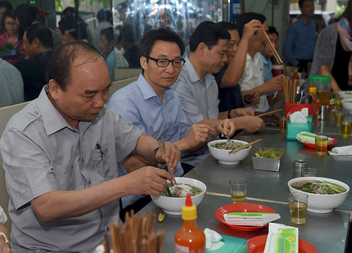 Sau khi kiểm tra cơ sở chế biến suất ăn Tú Anh, Thủ tướng đã kiểm tra tại quán phở Phú Cường trên đường Nguyễn Hậu, Phường Tân Thành, Quân Tân Phú và các cơ sở kinh doanh thức ăn đường phố khác trên địa bàn. Sau đó, Thủ tướng và đoàn công tác ăn phở tại quán Phú Cường.