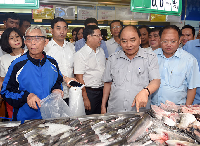 Thủ tướng kiểm tra gian hàng đông lạnh tại siêu thị.