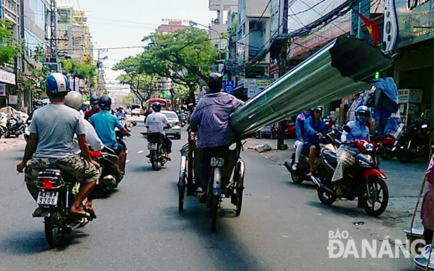 Xe xích-lô chở tôn quá khổ trên đường phố tiềm ẩn nguy cơ gây tai nạn cho người tham gia giao thông.