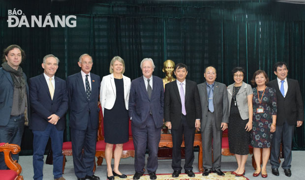 Vice Chairman Dung (fifth right) and his guests