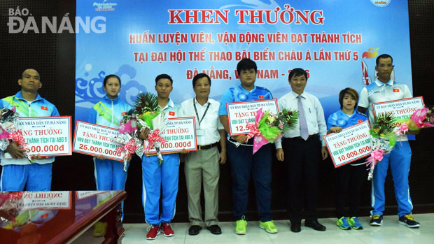 Vice Chairman Dung (third right) awarding outstanding athletes