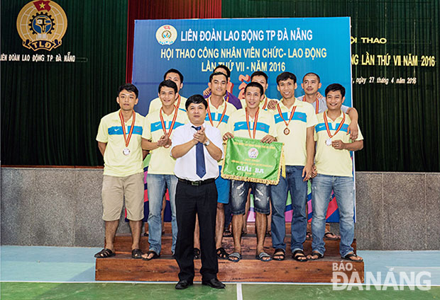 Chăm lo tốt đời sống người lao động là chìa khóa mang đến thành công cho doanh nghiệp. Trong ảnh: Công ty CP Cao su Đà Nẵng luôn tạo điều kiện cho người lao động tham gia các hoạt động văn hóa thể thao.