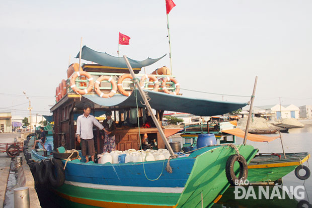 Tàu hậu cần nghề cá công suất 1.160 CV của ông Lê Mến.