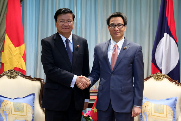Phó Thủ tướng Vũ Đức Đam hội kiến Thủ tướng Lào Thonglun Sisulit bên lề hội nghị ACD.  							                     Ảnh: TTXVN