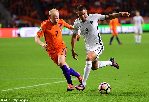 Hà Lan (áo da cam) chơi kém hơn hẳn so với Pháp (áo trắng)