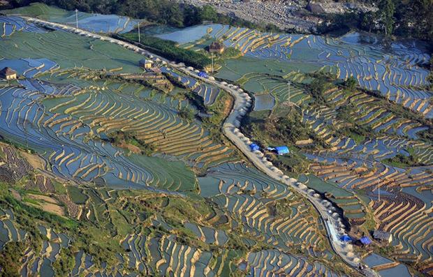 A road snakes through terraced rice paddies in Y Ty (Photo: VNA)