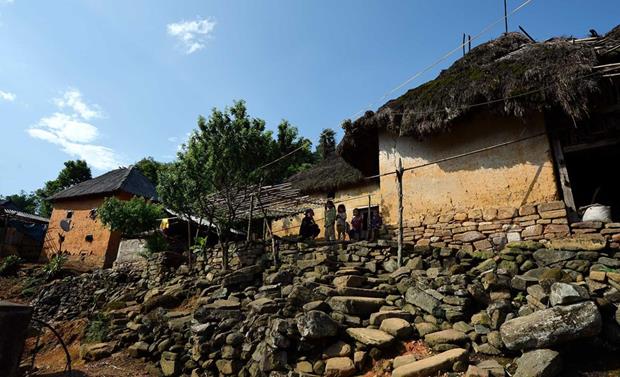 A road snakes through terraced rice paddies in Y Ty (Photo: VNA)