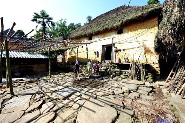 Some families in Lao Chai hamlet still keep their traditional house designs (Photo: VNA)