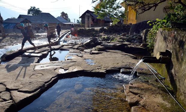 Some families in Lao Chai hamlet still keep their traditional house designs (Photo: VNA)