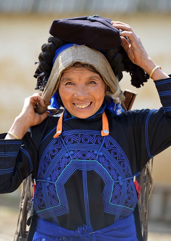 Some families in Lao Chai hamlet still keep their traditional house designs (Photo: VNA)