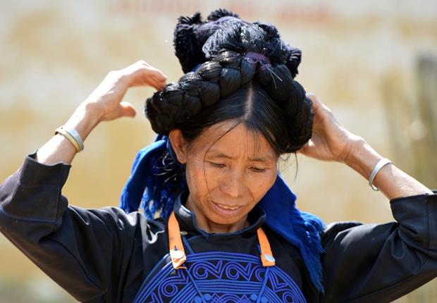 Ha Nhi women wear a wig which helps them look more attractive, keeps their heads warm and serves as a pillow or a scarf (Photo: VNA)