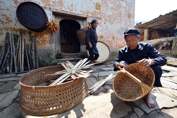 Ly Ho Say, a resident in Choan Then hamlet of Y Ty commune, makes traditional baskets. He has done this craft for almost 50 years (Photo: VNA)