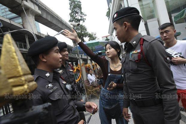 Cảnh sát và binh sĩ Thái Lan được điều động tuần tra ở Bangkok và các tỉnh lân cận. 		      Ảnh: Bangkok Post