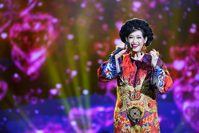 “Bà hoàng sân khấu” trong bộ cánh lộng lẫy tại Hà Nội
