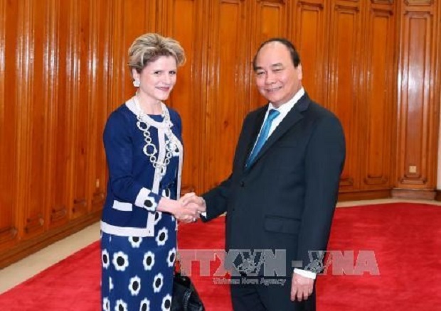 Prime Minister Nguyen Xuan Phuc (R) receives State Secretary Marie-Gabrielle Ineichen-Fleisch (Photo: VNA) 