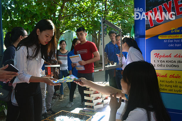 Thí sinh chọn trường để đăng ký xét tuyển trong mùa tuyển sinh 2016 tại Ngày hội tuyển sinh, do Đại học Đà Nẵng tổ chức.