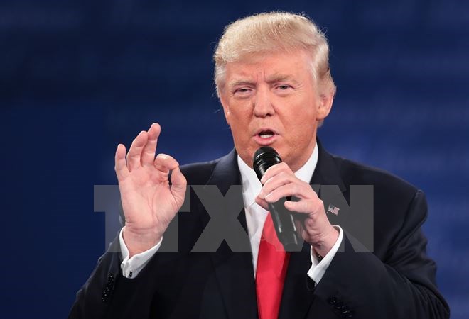 Ông Donald Trump trong cuộc tranh luận trực tiếp thứ hai với bà Hillary Clinton tại St. Louis, Missouri, Mỹ ngày 9/10. (Nguồn: AFP/TTXVN)