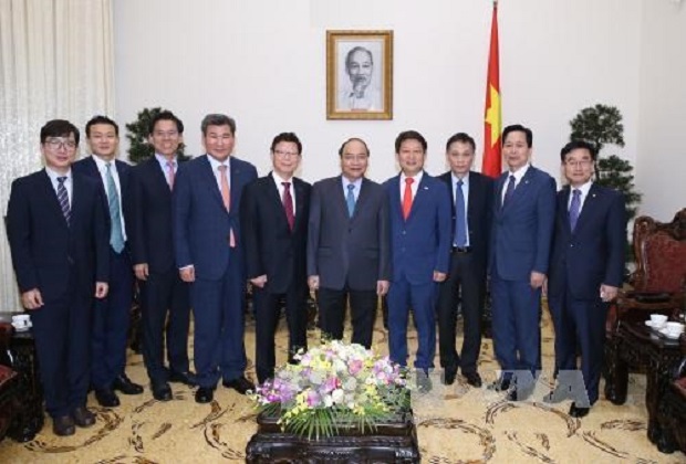 Officials from Daegu city pose for a photo with Prime Minister Nguyen Xuan Phuc. (Source: VNA)