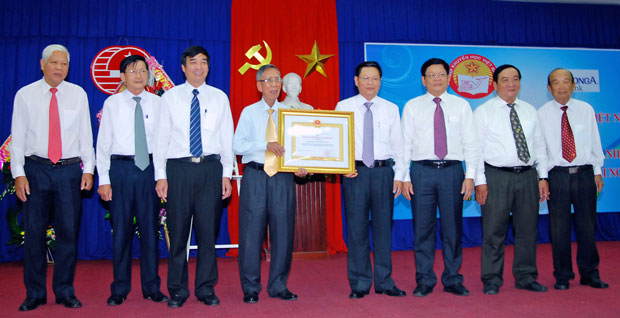 Nhà giáo Ưu tú Phạm Đình Hảo (thứ tư, trái sang) tại lễ đón nhận Huân chương Lao động hạng nhì do Chủ tịch nước trao tặng Hội Khuyến học Đà Nẵng. (Ảnh do đơn vị cung cấp)