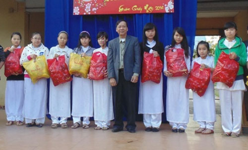 Mỗi năm có hàng trăm suất quà, học bổng được trao cho các học sinh nghèo Trường THPT Tôn Thất Tùng. Ảnh: T.T