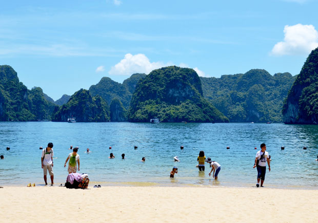Những du khách đến đảo lần đầu hầu hết đều ngỡ ngàng với vẻ đẹp trong xanh của nước biển và bãi cát mịn màng nơi đây.