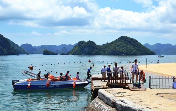  A boat carrying visitors to the site