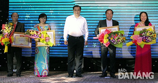 Municipal People’s Committee Chairman Huynh Duc Tho (middle) and outstanding local businesspeople