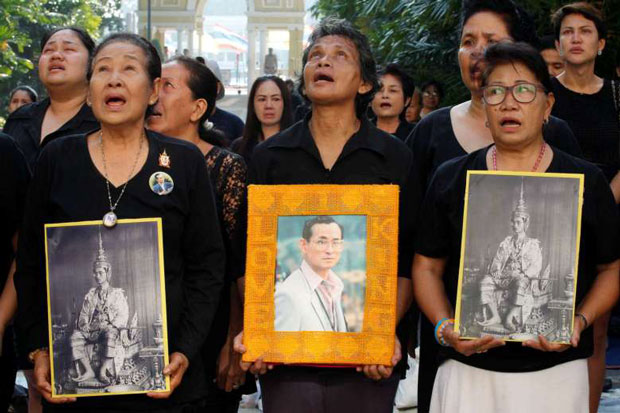 Người dân Thái Lan tập trung bên ngoài Bệnh viện Siriraj, mang theo chân dung của Nhà vua Bhumibol Adulyadej, bày tỏ niềm thương tiếc khôn nguôi.            Ảnh: Reuters