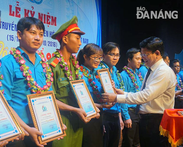 Phó Bí thư Thường trực Thành ủy Võ Công Trí trao cúp và giấy chứng nhận cho các gương thanh niên tiêu biểu. Ảnh: BÌNH AN