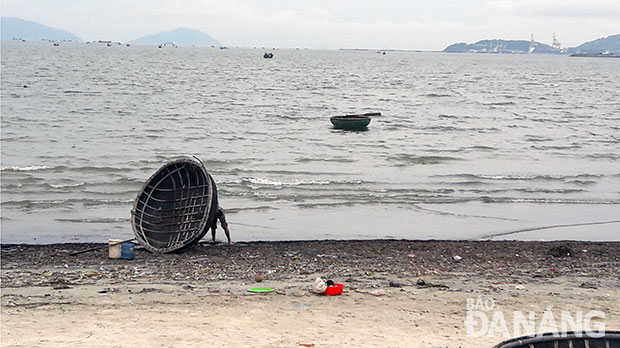 Rác ngập bãi biển đường Nguyễn Tất Thành vào mỗi sáng.