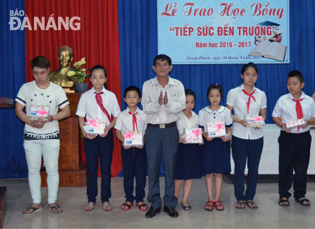 Trao học bổng “Tiếp sức đến trường” cho các học sinh nghèo học giỏi từ nguồn quỹ của phong trào “Thu gom, phân loại rác thải”.                                                     