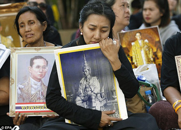 Người dân Thái Lan đau buồn khi Nhà vua Bhumibol Adulyadej băng hà. 	                               Ảnh: EPA