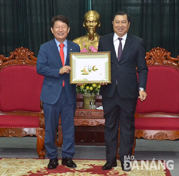 Mayor Kwon (left) and Chairman Tho