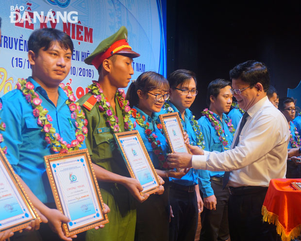 Deputy Secretary Tri and some recipients of the ‘I Love My Fatherland’ awards