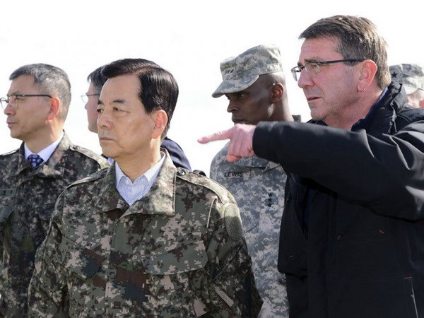 Bộ trưởng Quốc phòng Mỹ Ashton Carter (phải) sẽ gặp gỡ Bộ trưởng Quốc phòng Hàn Quốc Han Min-koo. Ảnh: Reuters