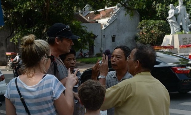 Foreign tourists bargain with cyclo drivers in Hanoi downtown. Photo by AFP 