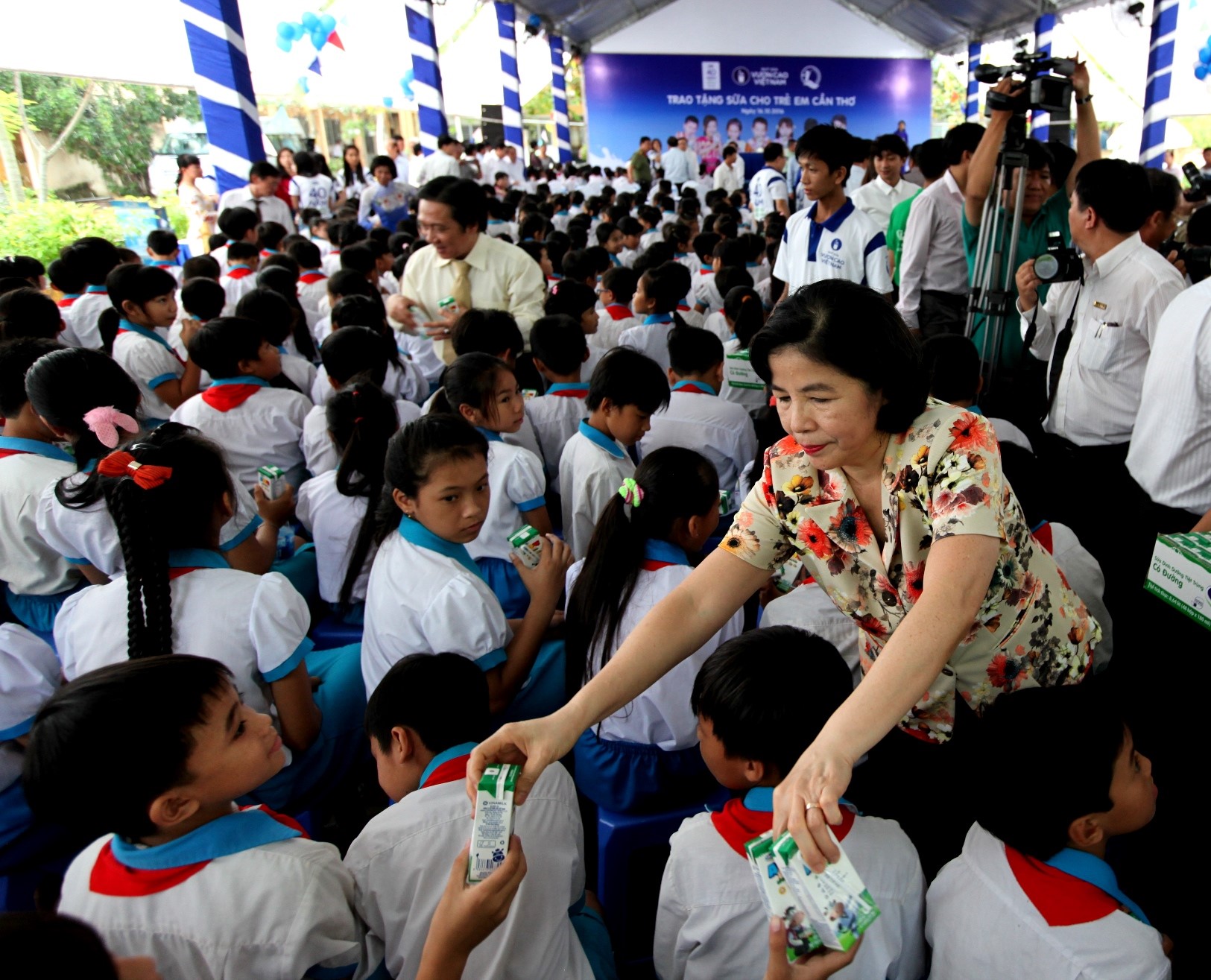 Bà Mai Kiều Liên – Tổng Giám Đốc Vinamilk trao tặng sữa cho các em trường tiểu học Giai Xuân 1,  huyện Phong Điền, tỉnh Cần Thơ.