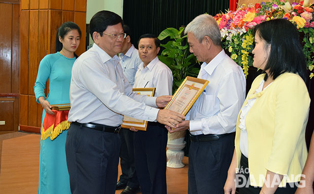 Phó Bí thư Thường trực Thành ủy Võ Công Trí tặng bằng khen của Ban Thường vụ Thành ủy cho các tập thể Văn phòng cấp ủy. Ảnh: TRỌNG HÙNG