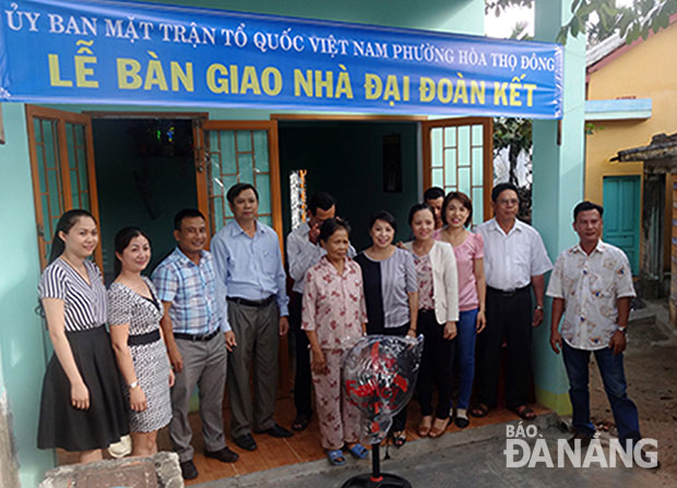 Mặt trận phường Hòa Thọ Đông bàn giao nhà đại đoàn kết cho hộ nghèo trên địa bàn phường.