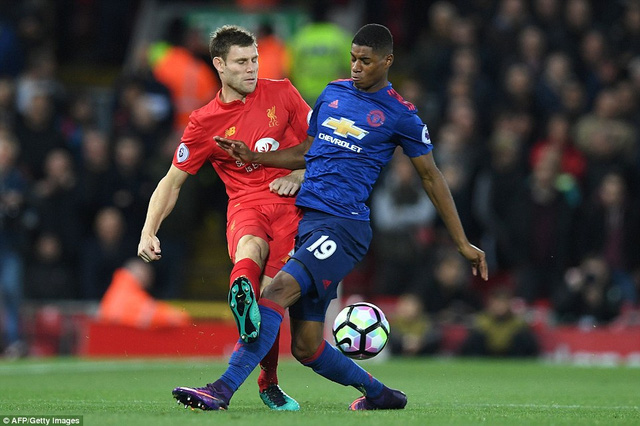 Pha tranh bóng giữa Milner (trái) và Rashford