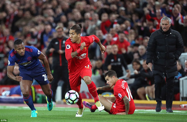 Valencia (trái) đuổi theo Firmino (giữa)