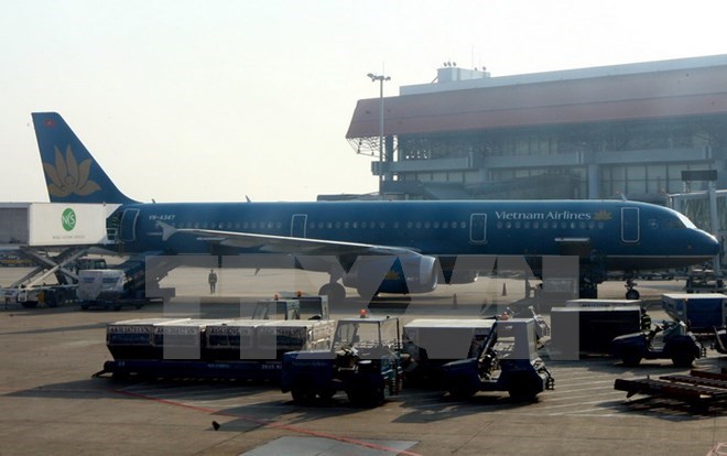 Vận chuyển hàng hóa lên máy bay của Vietnam Airlines tại Cảng Hàng không Nội Bài (Hà Nội). (Ảnh: Huy Hùng/TTXVN)