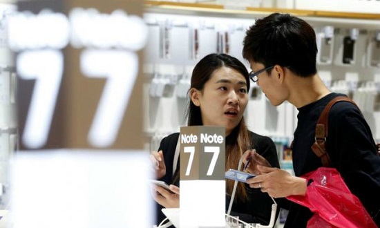 A couple tries out Samsung Electronics' Galaxy Note 7 at the company's headquarters in Seoul, South Korea, 10 October, 2016. (Photo by Reuters/Kim Hong-Ji)