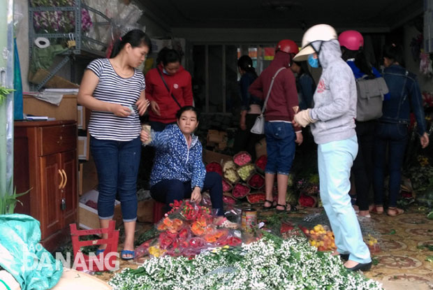 Giới kinh doanh hoa lẻ tìm đến khu vực chợ Hàn để chọn hoa. 	              Ảnh: DUYÊN ANH